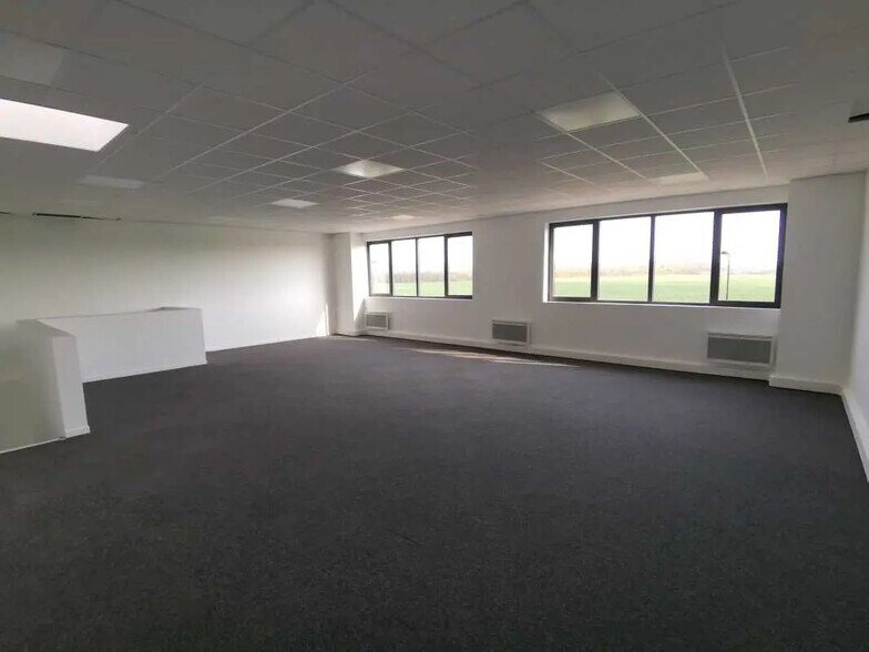 Local d'activités dans Saint-Pierre-du-Perray à vendre - Photo intérieure – Image 3 sur 5