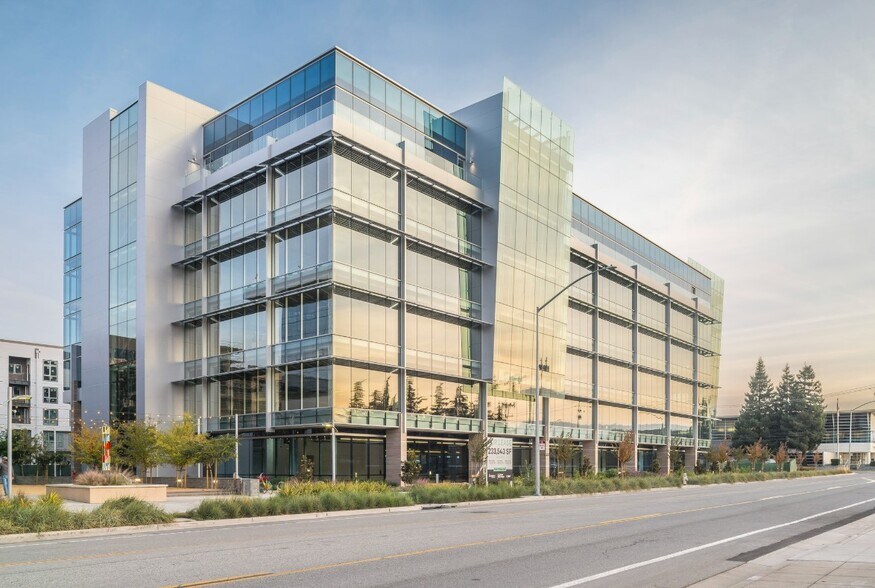 1300 La Avenida St, Mountain View, CA à louer - Photo de l’immeuble – Image 2 sur 14