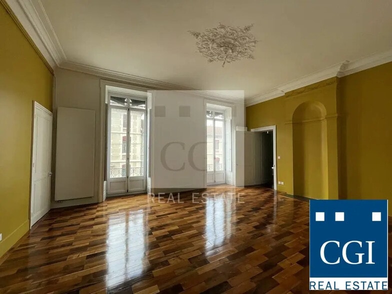 Bureau dans Grenoble à louer - Photo de l’immeuble – Image 2 sur 5