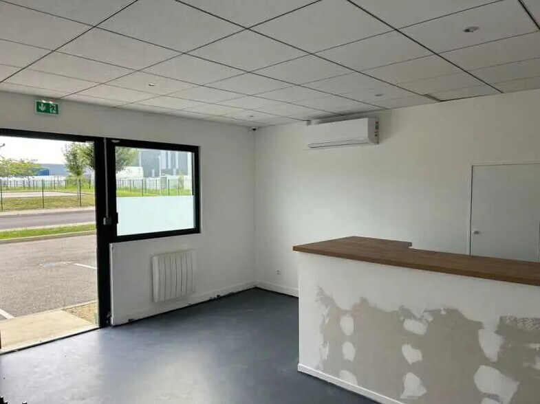 Bureau dans Civrieux à louer - Photo de l’immeuble – Image 3 sur 6