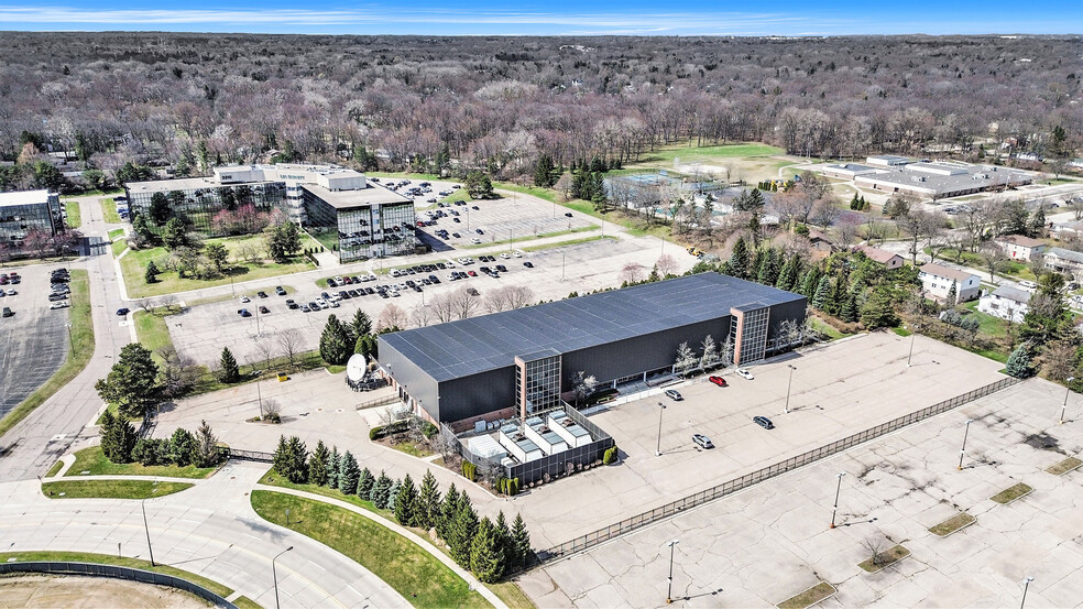 2240 Cunningham Dr, Troy, MI à vendre - Photo de l’immeuble – Image 2 sur 5