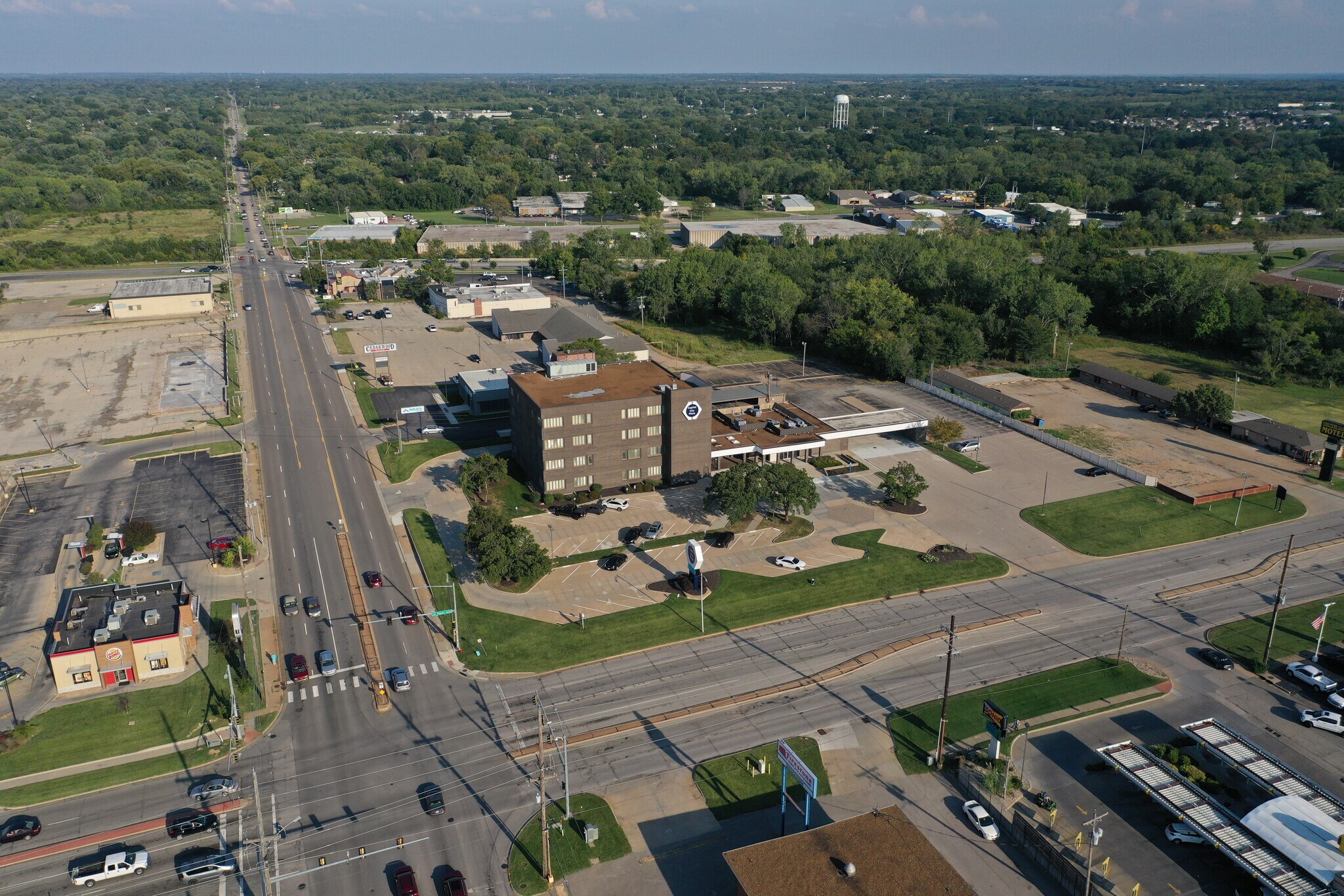 3706 SW Topeka Blvd, Topeka, KS à vendre Photo de l’immeuble– Image 1 sur 24