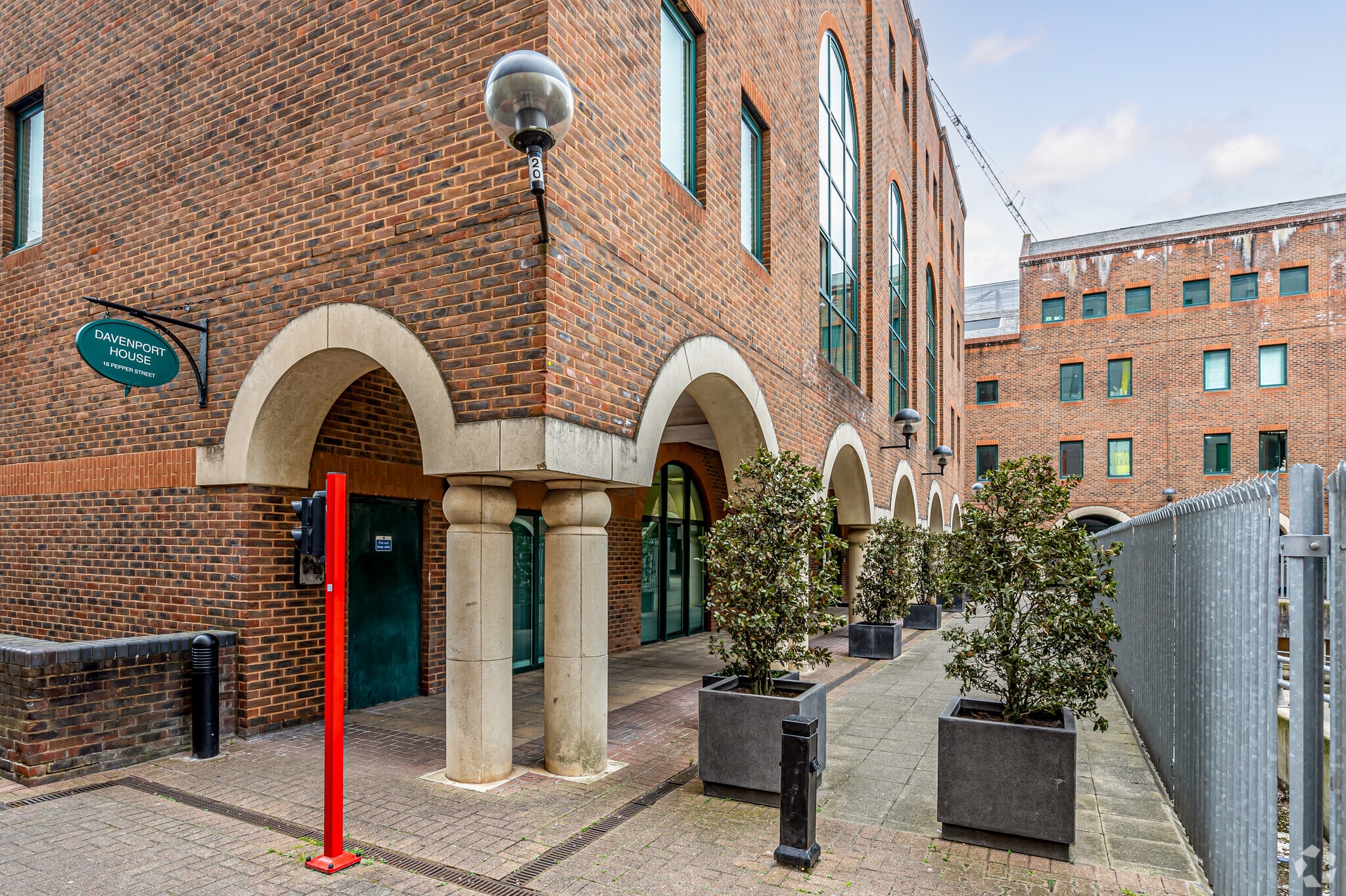 16 Pepper St, Londres à louer Photo de l’immeuble– Image 1 sur 8