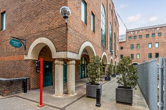 16 Pepper St, Londres à louer Photo de l’immeuble– Image 1 sur 8