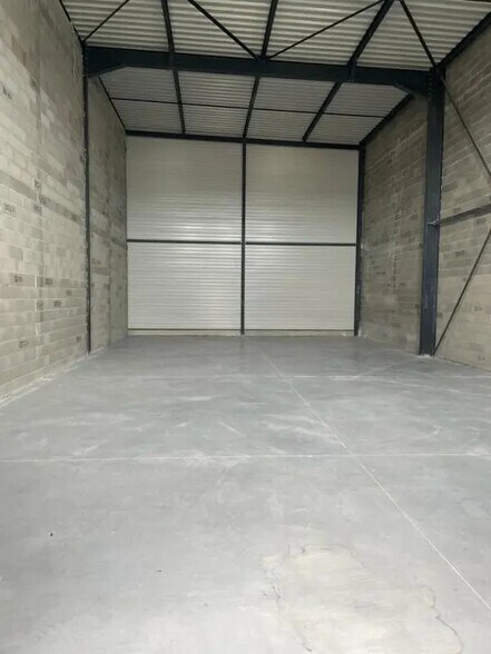 Local d’activités dans Avignon à louer - Photo de l’immeuble – Image 3 sur 3