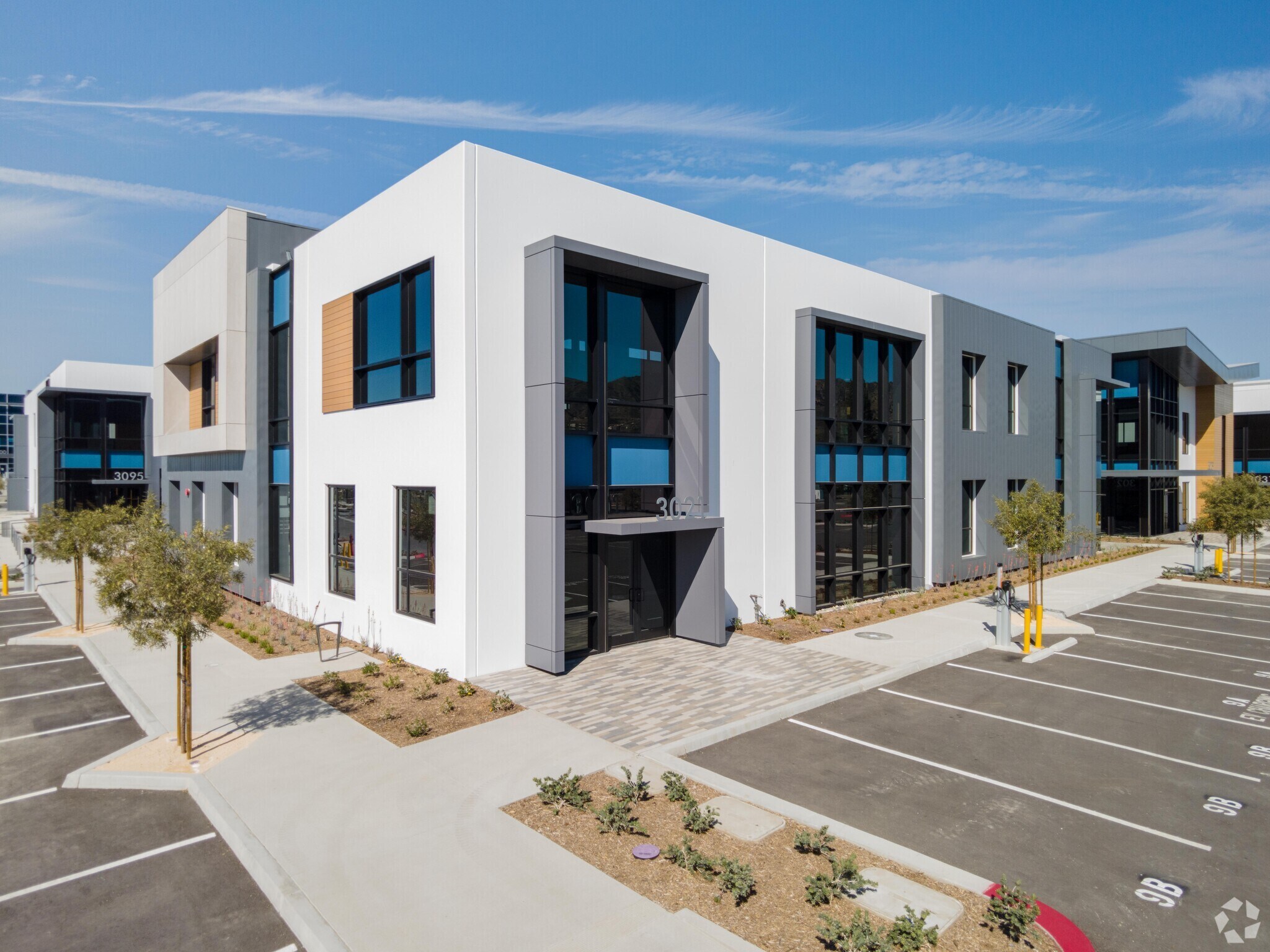 3021-3025 N Hollywood Way, Burbank, CA à vendre Photo de l’immeuble– Image 1 sur 8