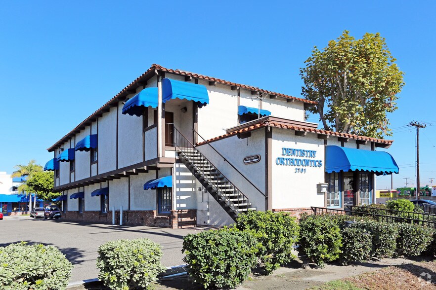 2715 W 1st St, Santa Ana, CA à louer - Photo principale – Image 3 sur 41