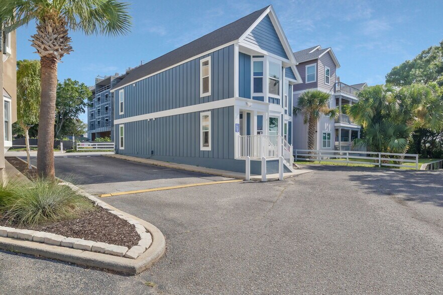 730 Bayfront Pky, Pensacola, FL à louer - Photo de l’immeuble – Image 2 sur 11