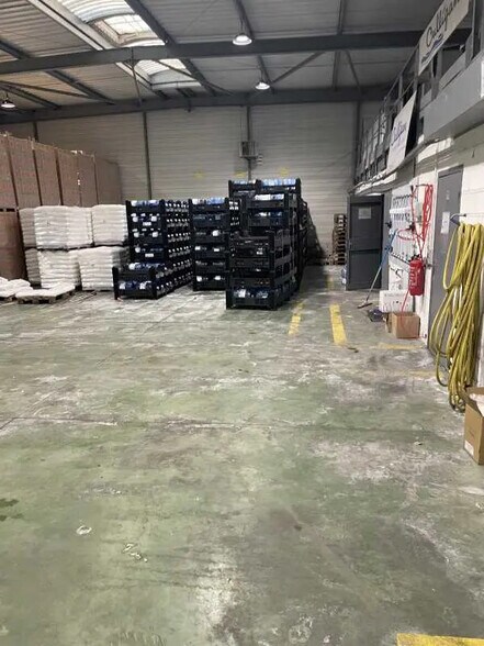 Local d'activités dans Fleurines à vendre - Photo de l’immeuble – Image 2 sur 3