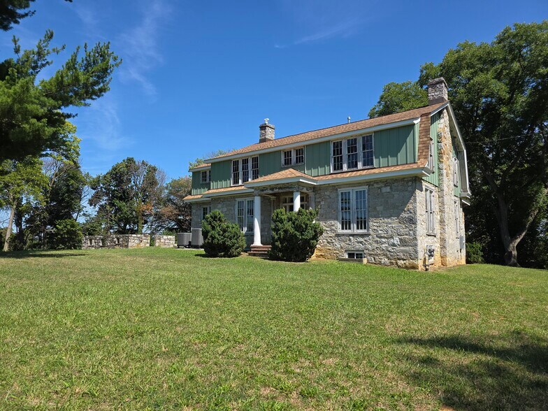 328 Buckmarsh St, Berryville, VA à vendre - Photo de l’immeuble – Image 2 sur 53