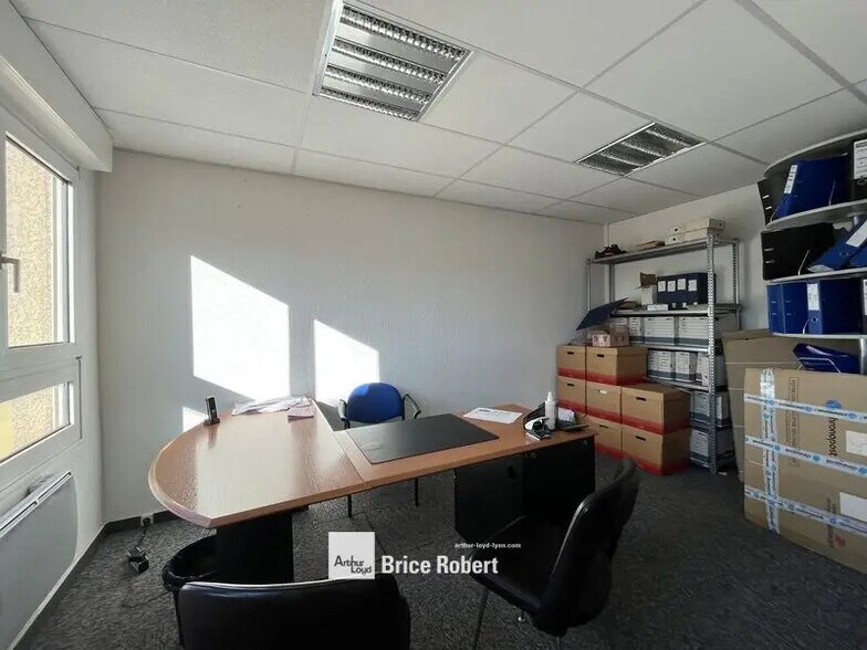 Bureau dans Vénissieux à louer - Photo de l’immeuble – Image 3 sur 6