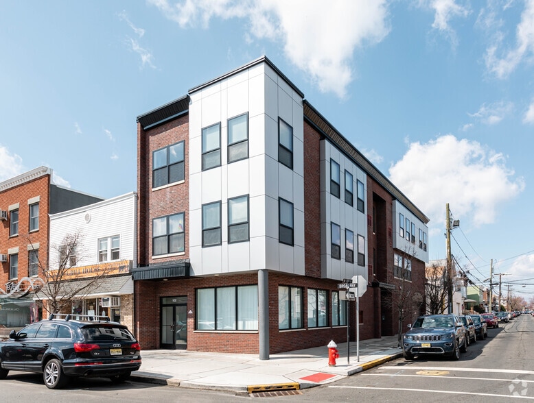 295 Broadway, Bayonne, NJ à vendre - Photo principale – Image 1 sur 28