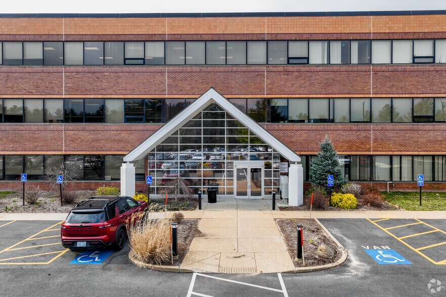 35 United Dr, West Bridgewater, MA à louer - Photo de l’immeuble – Image 2 sur 6