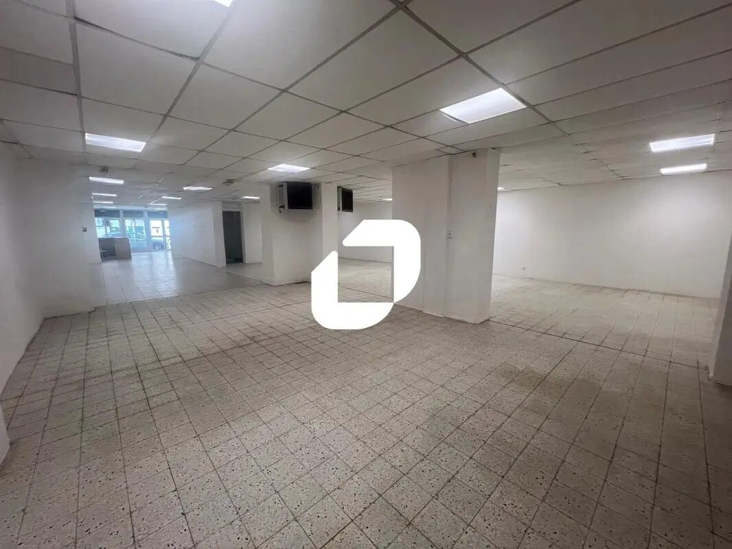 Local commercial dans Bully-les-Mines à louer Photo intérieure– Image 1 sur 11