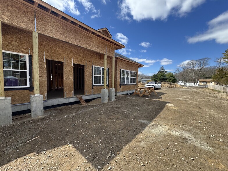 643 Old Medford Ave, Patchogue, NY à louer - Photo de l’immeuble – Image 3 sur 4