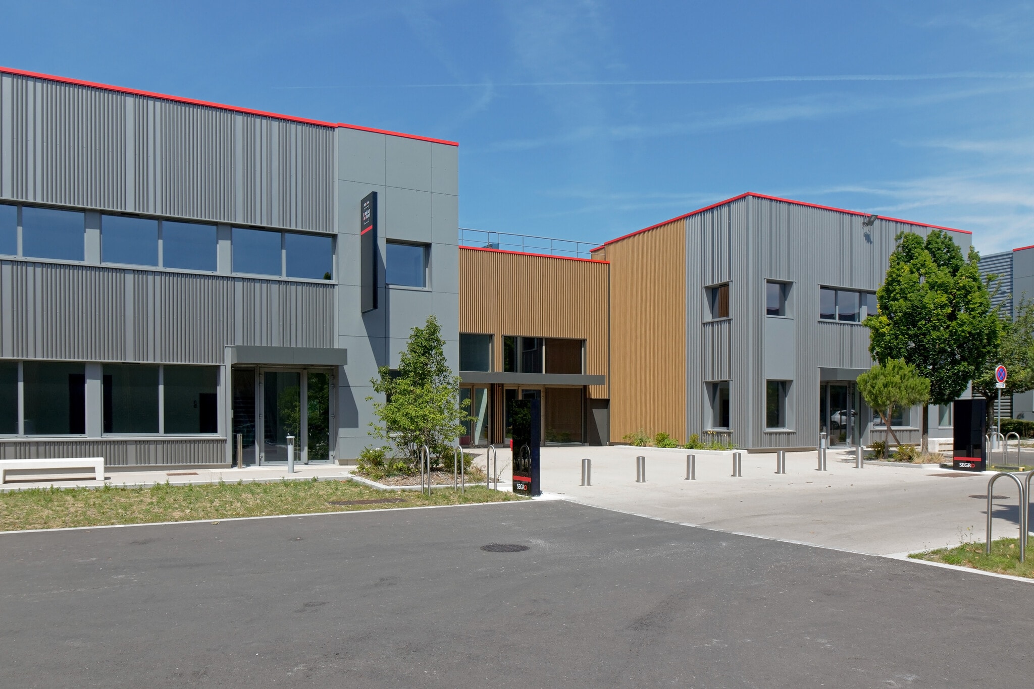 Local d’activités dans Le Blanc-Mesnil à louer Photo principale– Image 1 sur 3