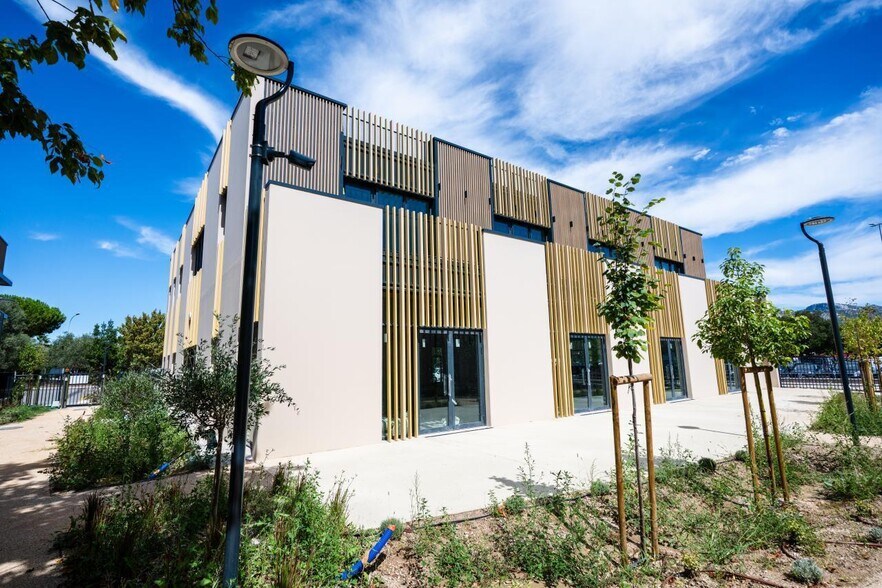 Bureau dans Aubagne à louer - Photo de l’immeuble – Image 3 sur 8