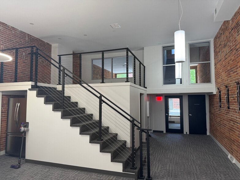 520 S Calhoun St, Fort Wayne, IN à louer - Hall d’entrée – Image 1 sur 5