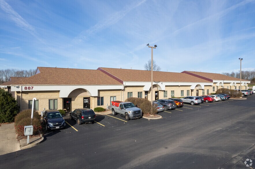 887 Hampshire Rd, Stow, OH à louer - Photo de l’immeuble – Image 2 sur 7