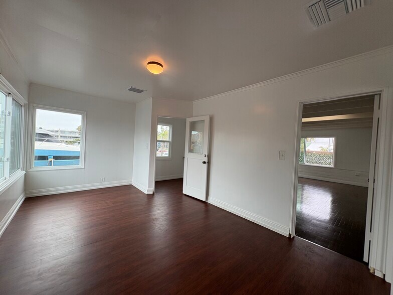 2703 W Coast Hwy, Newport Beach, CA à louer - Photo intérieure – Image 2 sur 10