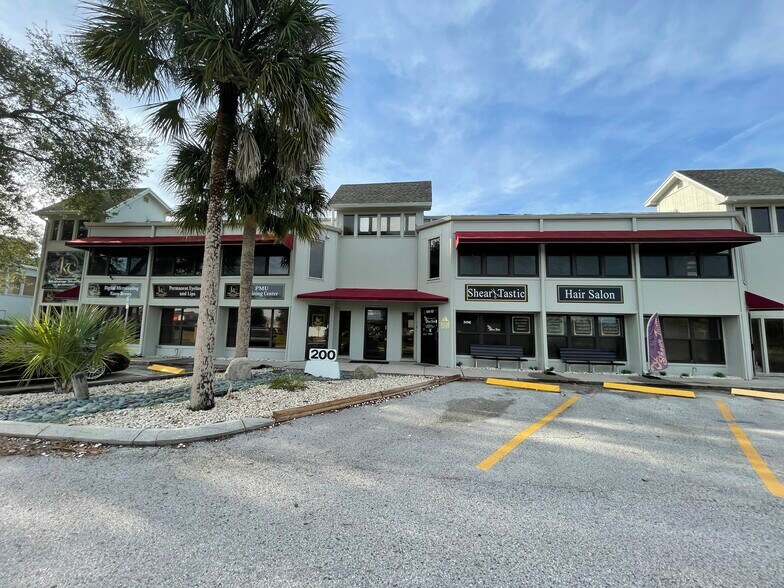 200 Frandorson Cir, Apollo Beach, FL à louer - Photo de l’immeuble – Image 1 sur 13