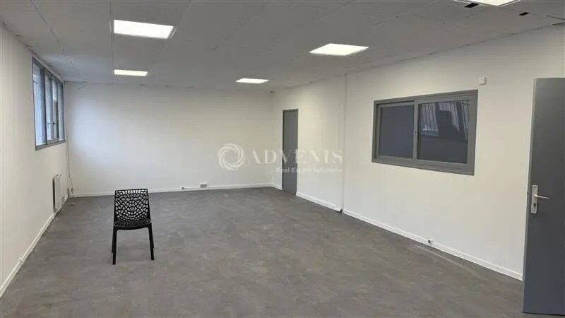 Local d’activités dans Émerainville à louer - Photo de l’immeuble – Image 2 sur 7