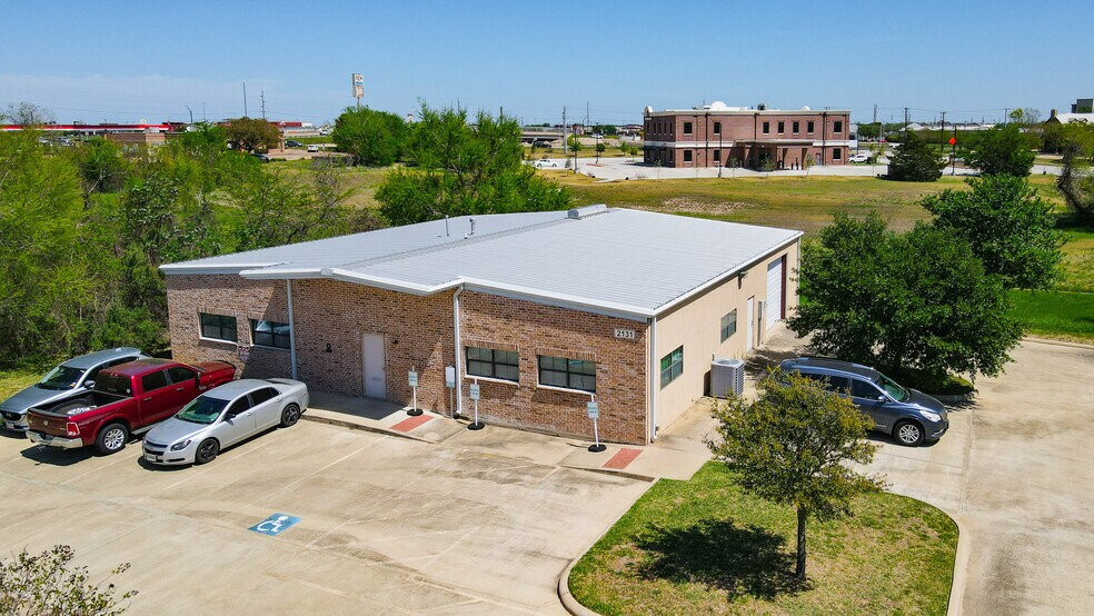 2131 W Briargate Dr, Bryan, TX à vendre - Photo principale – Image 1 sur 21