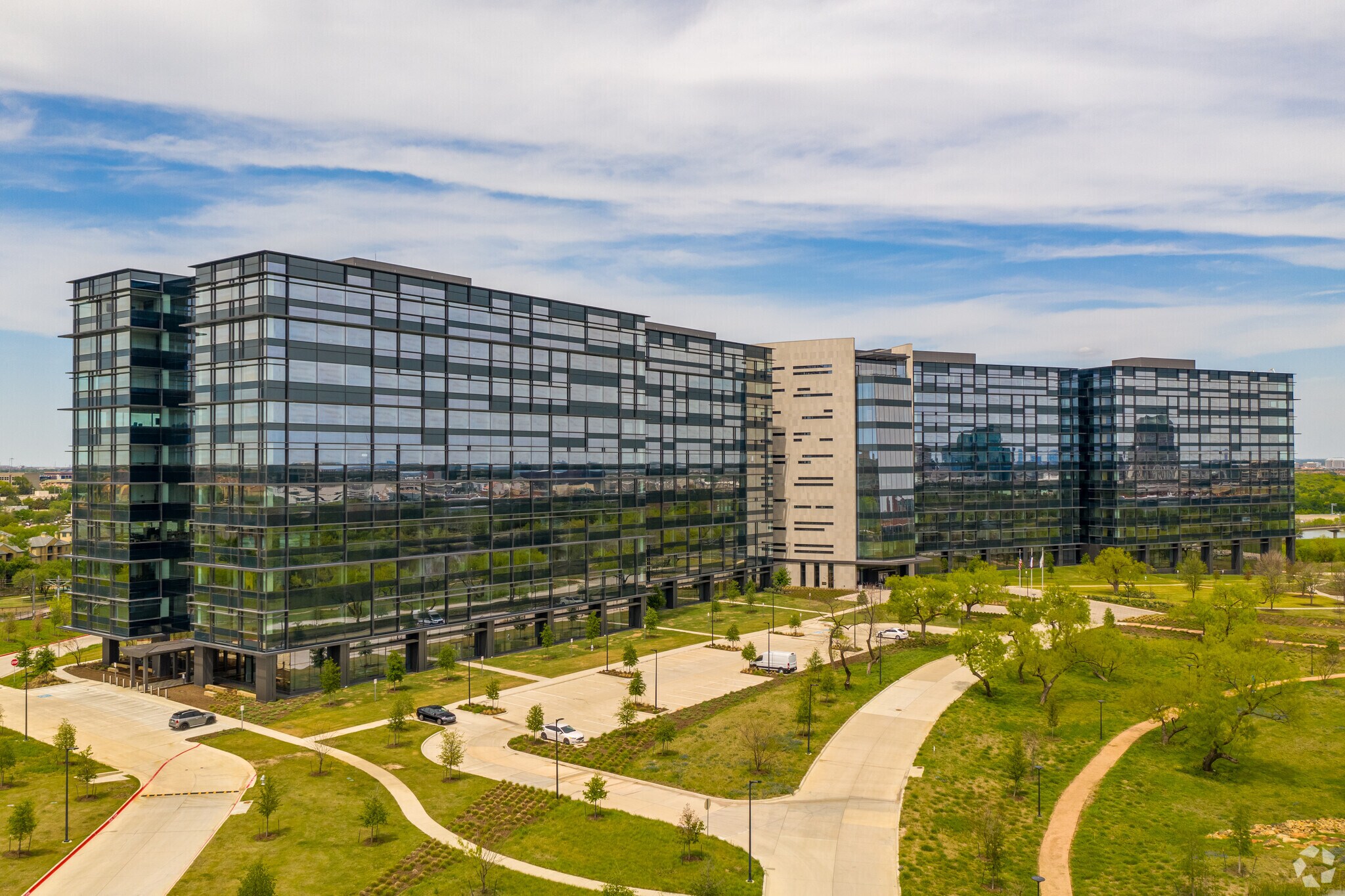 777 Hidden Ridge Dr, Irving, TX à louer Photo principale– Image 1 sur 3