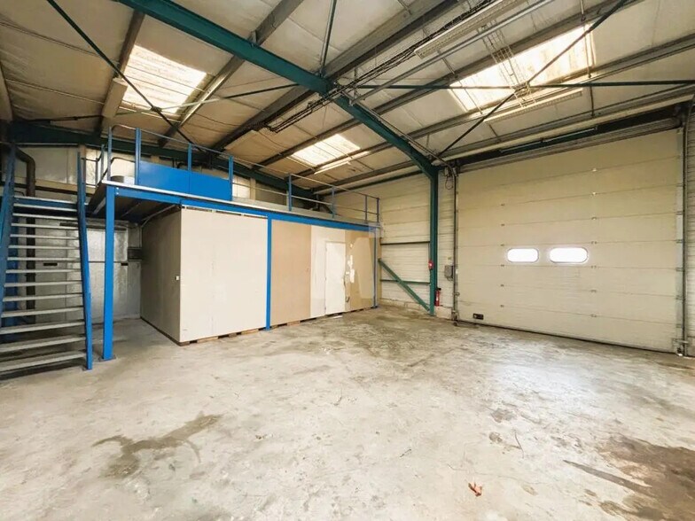 Local d’activités dans Marcoussis à louer - Photo de l’immeuble – Image 3 sur 7