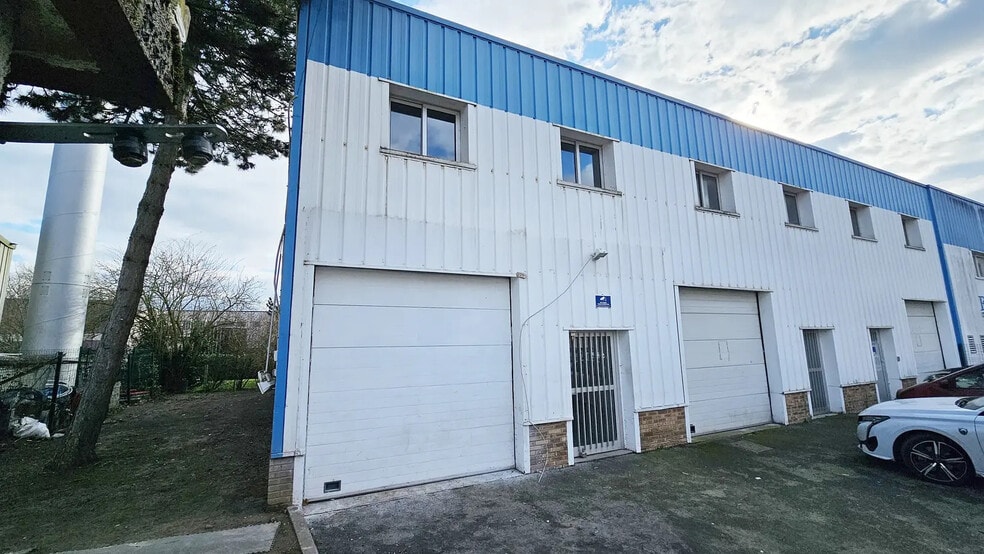 Local d’activités dans La Queue-en-Brie à louer - Photo de l’immeuble – Image 3 sur 12