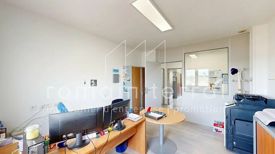 Local d’activités dans Saint-Junien à louer - Photo de l’immeuble – Image 2 sur 7