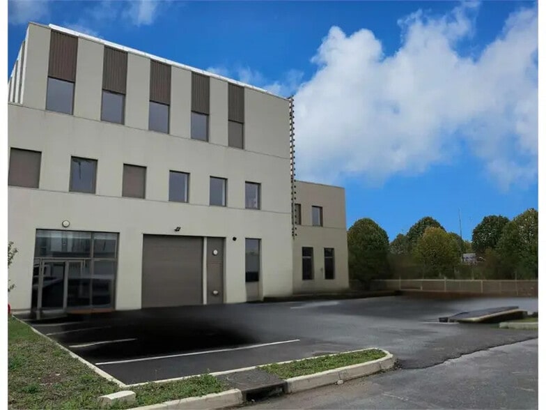Local d’activités dans Tremblay-en-France à louer - Photo de l’immeuble – Image 1 sur 8