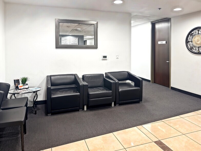 2300 W Sahara Ave, Las Vegas, NV à louer - Photo intérieure – Image 3 sur 12