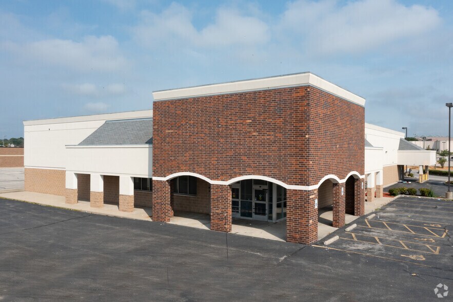 8008 W Brown Deer Rd, Milwaukee, WI à louer - Photo principale – Image 1 sur 7