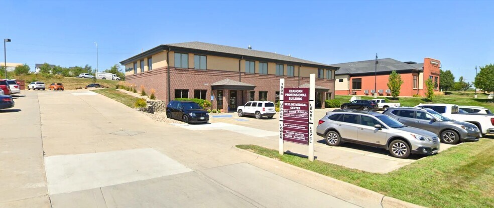 1904 N 203rd St, Elkhorn, NE à louer - Photo de l’immeuble – Image 2 sur 10