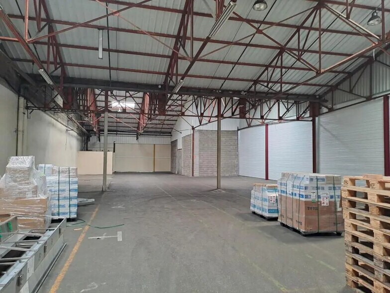 Local d’activités dans Neuville-sur-Saône à louer - Photo de l’immeuble – Image 3 sur 5