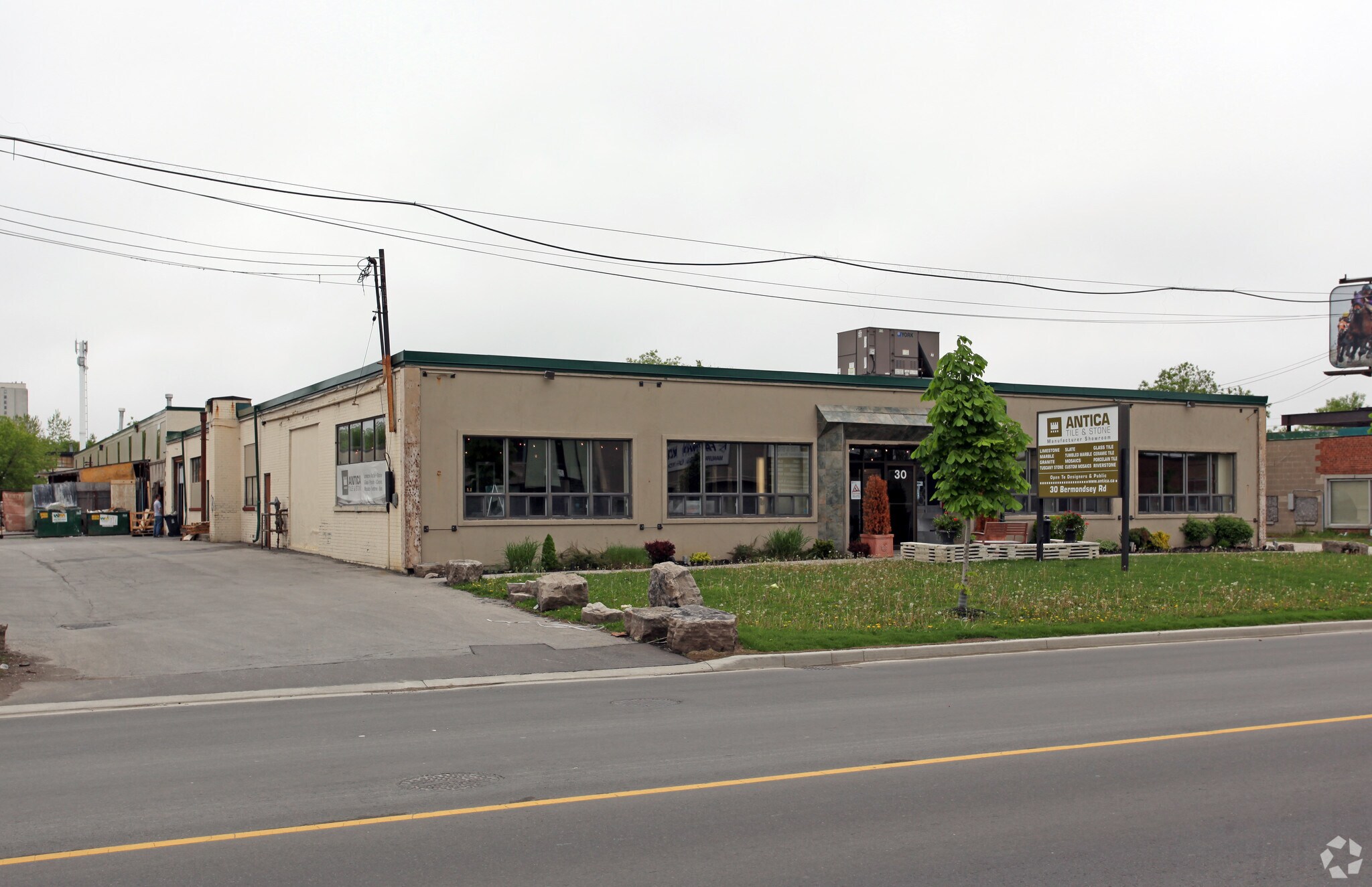 30 Bermondsey Rd, Toronto, ON à louer Photo principale– Image 1 sur 3