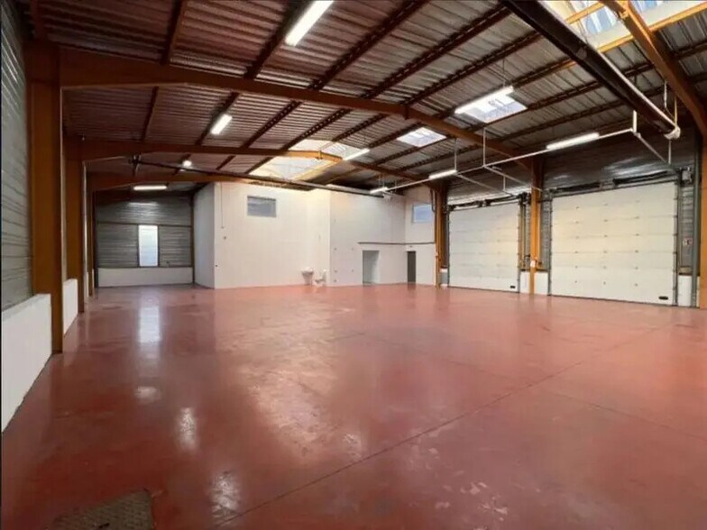 Bureau dans Vénissieux à louer - Photo de l’immeuble – Image 3 sur 10