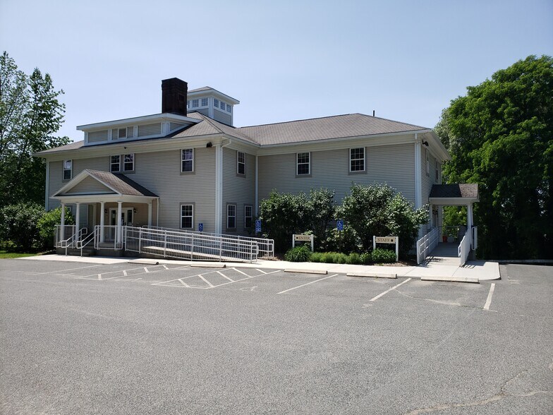 234 Russell St, Hadley, MA à louer - Photo de l’immeuble – Image 3 sur 3