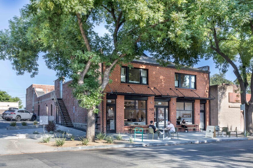 2421 17th St, Sacramento, CA à louer - Photo principale – Image 3 sur 13
