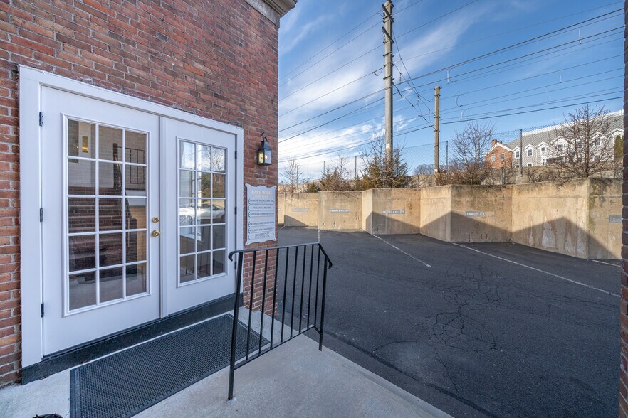 39-51 Pine St, New Canaan, CT à vendre - Photo de l’immeuble – Image 3 sur 17