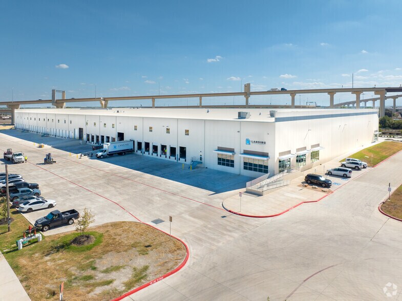 8630 NE Loop 410, San Antonio, TX à louer - Photo de l’immeuble – Image 1 sur 8