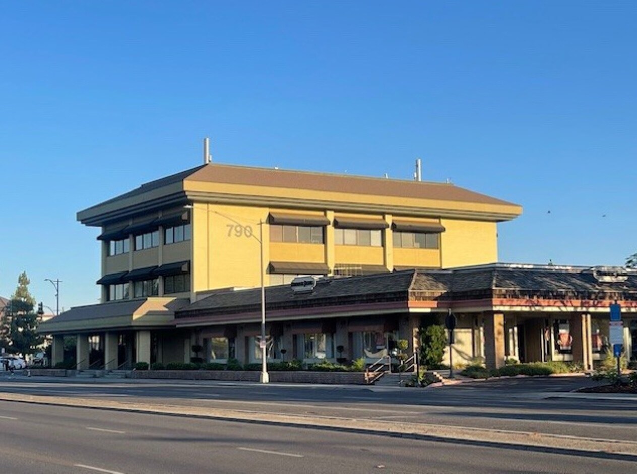 770-790 W Shaw Ave, Fresno, CA à louer Photo principale– Image 1 sur 2