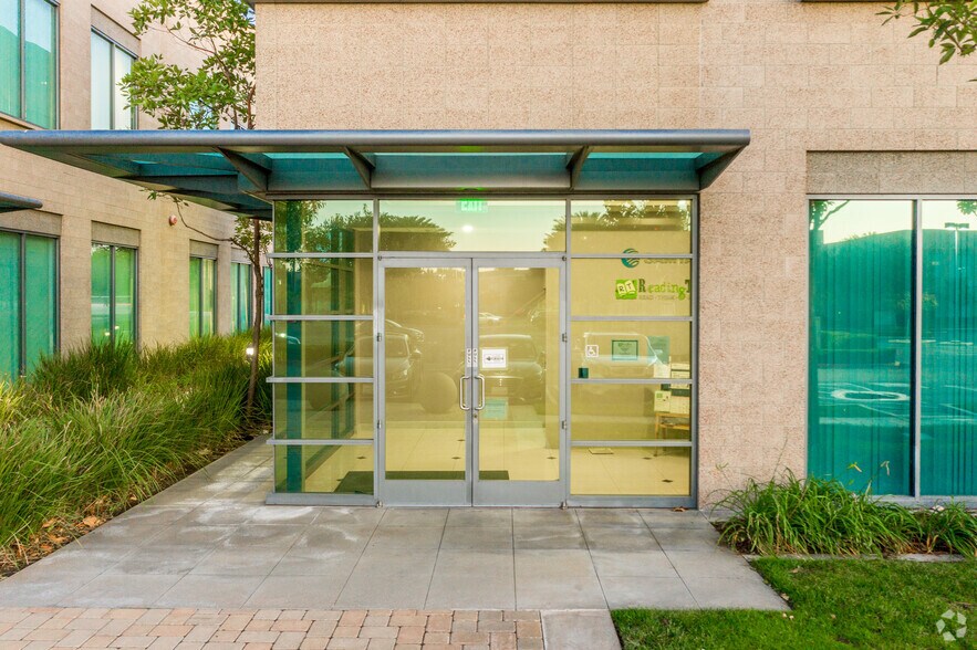 910 Roosevelt Ave, Irvine, CA à louer - Photo de l’immeuble – Image 2 sur 6