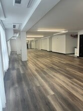 39-04 29th St, Long Island City, NY à louer Photo intérieure– Image 2 sur 3