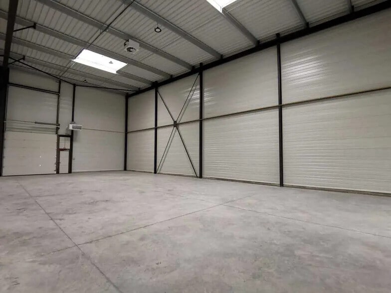 Local d'activités dans Moissy-Cramayel à vendre - Photo de l’immeuble – Image 3 sur 5