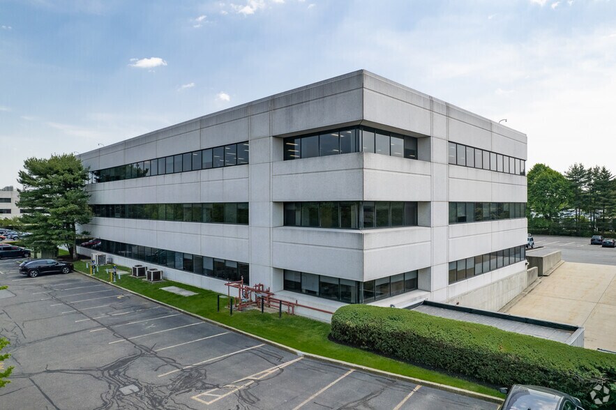 145 Pinelawn Rd, Melville, NY à louer - Photo de l’immeuble – Image 3 sur 23