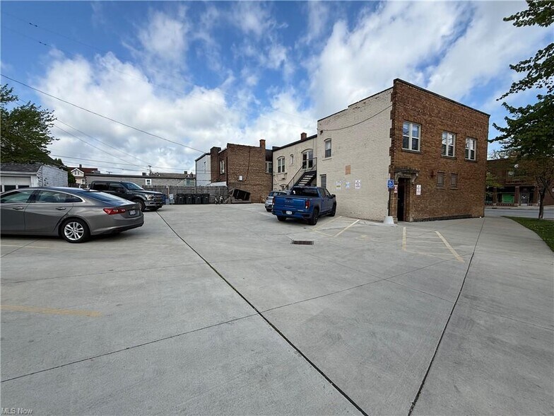 13701 Madison Ave, Lakewood, OH à vendre - Photo de l’immeuble – Image 3 sur 44