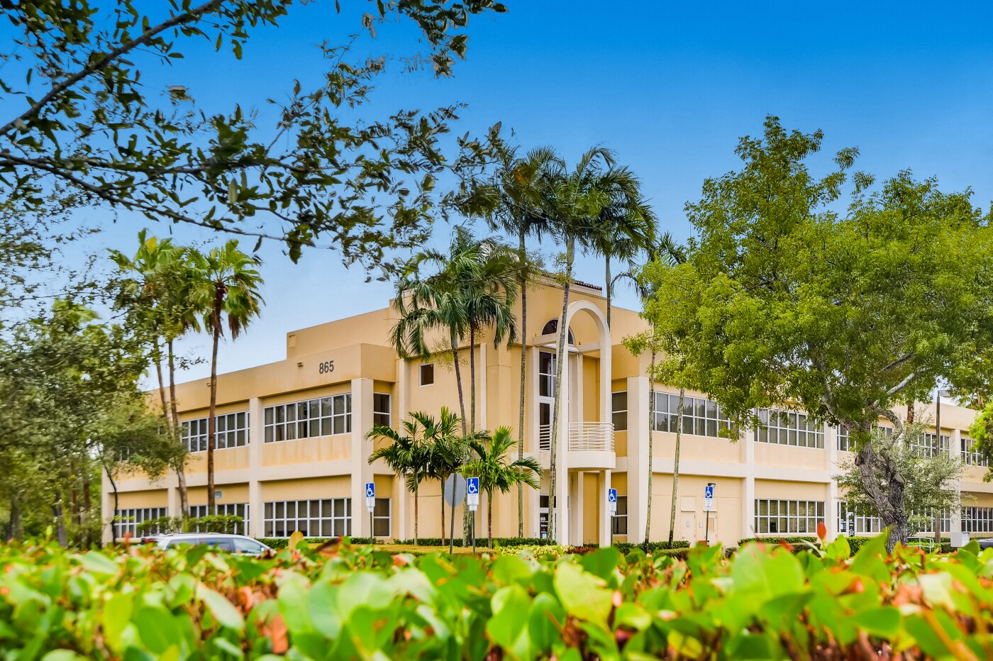 865 SW 78th Ave, Plantation, FL à louer Photo de l’immeuble– Image 1 sur 9