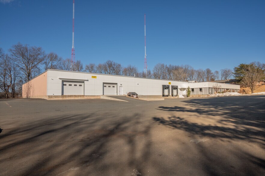 6 Britton Dr, Bloomfield, CT à louer - Photo de l’immeuble – Image 1 sur 38